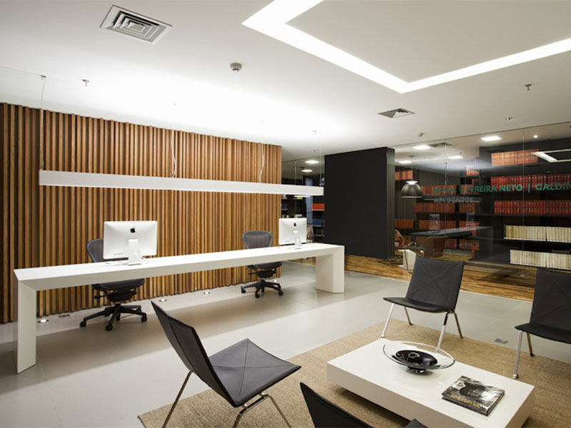 استفاده از دیوارپوش ترموود در طراحی دفتر کار مدرن