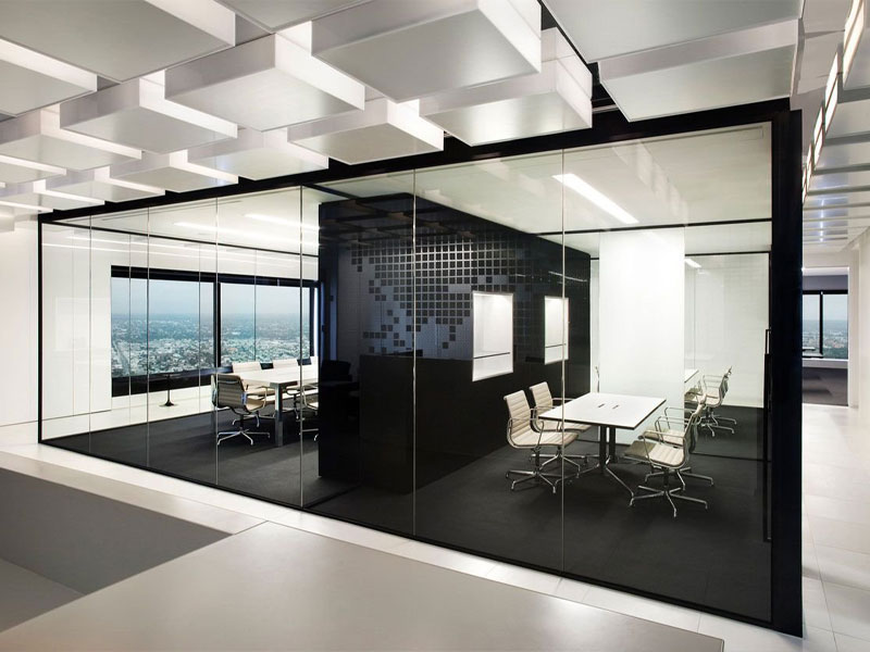 طراحی دفتر کار با استفاده از دیوارهای شیشه‌ای