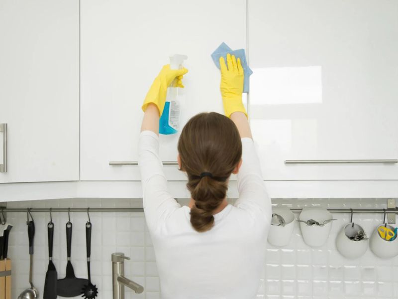 زرد شدن کابینت های گلاس سفید