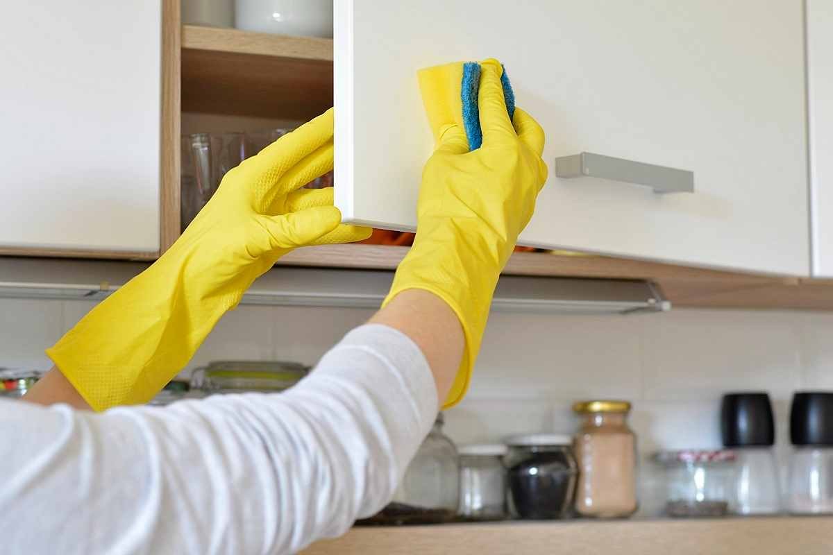 زرد شدن کابینت سفید آشپزخانه