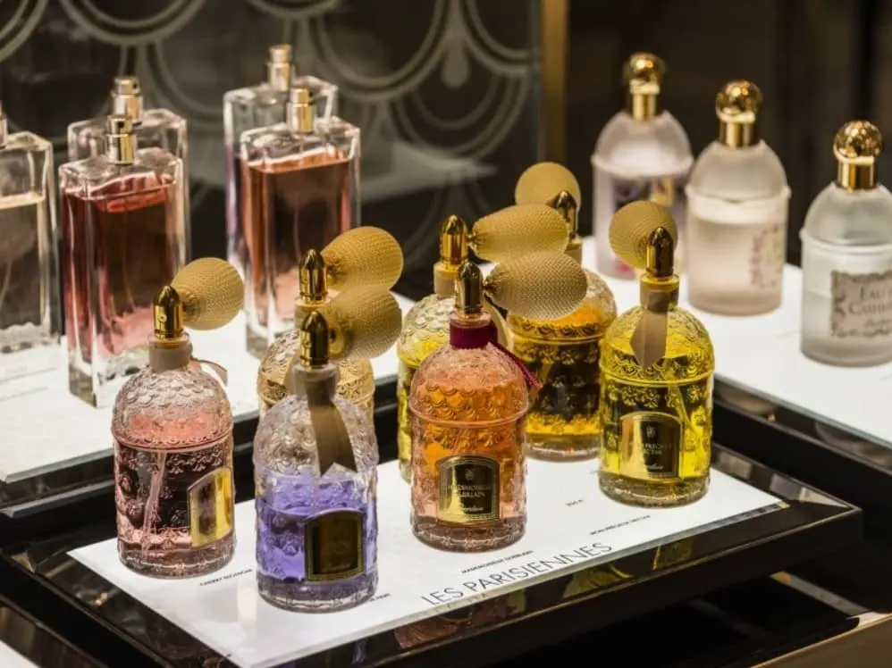 اهمیت رنگ در دکوراسیون عطر فروشی