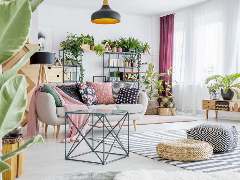 کوسنهای رنگارنگ و پردههای نازک